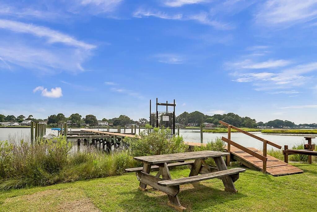 Relaxing On The Bay Appartement Norfolk Buitenkant foto